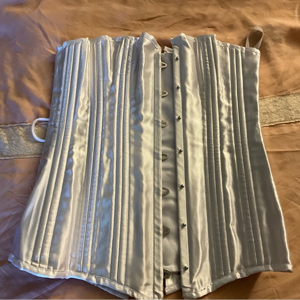 New white corset - Picture 2 of 5